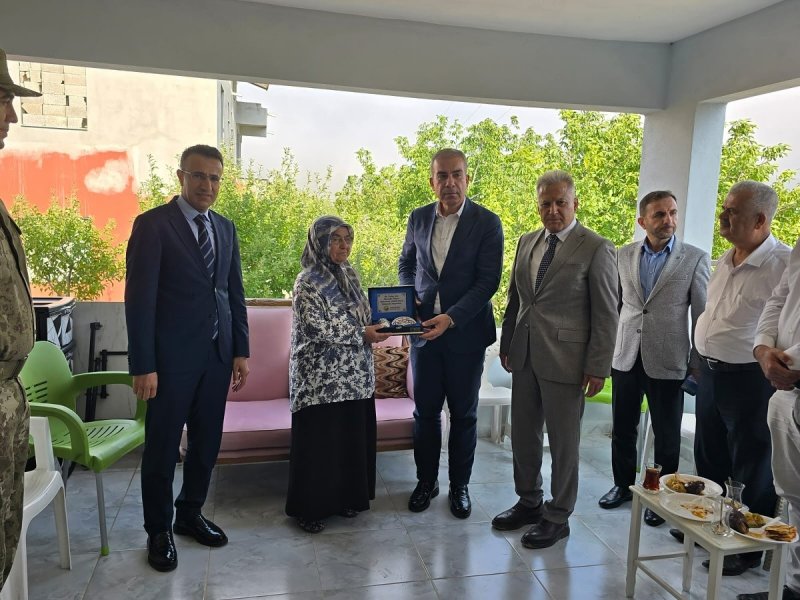 KIRIKHAN PROTOKOLÜNDEN ŞEHİT AİLESİNE ANLAMLI ZİYARET