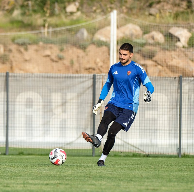 HATAYSPOR VANSPOR’U 1-0 MAĞLUP ETTİ Hatayspor, sezon başı kamp hazırlıkları kapsamında Vanspor ile Kayseri Yüksek İrtifa Kamp Merkezi’nde oynadığı maçı 1-0 kazandı. Hatayspor’a galibiyeti getiren golü 80'inci dakikada Selimcan Temel attı. Murat Şahin yönetimindeki Hatayspor, mücadeleye kalede Emir Dadük, savunmada Kerim, Engincan, Cengiz, Kerim, Kamil Ahmet, orta alanda Hodzic, Abdulkadir, Görkem, kanatlarda Ünal, Okoronkwo, forvette ise Strandberg 11’i ile başladı. Mücadelenin ilk yarısı 0-0 eşitlikle geçildi. Mücadelede ikinci yarının 80'inci dakikasında oyuna sonradan giren Selimcan Temel attığı golle Hatayspor’a galibiyeti getirdi.