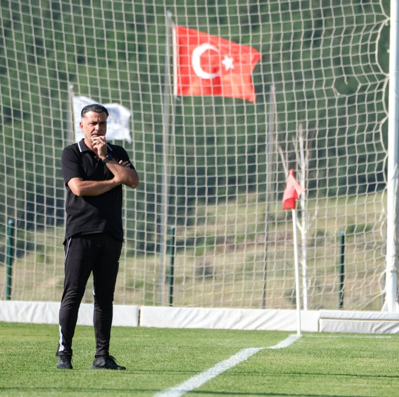 HATAYSPOR VANSPOR’U 1-0 MAĞLUP ETTİ Hatayspor, sezon başı kamp hazırlıkları kapsamında Vanspor ile Kayseri Yüksek İrtifa Kamp Merkezi’nde oynadığı maçı 1-0 kazandı. Hatayspor’a galibiyeti getiren golü 80'inci dakikada Selimcan Temel attı. Murat Şahin yönetimindeki Hatayspor, mücadeleye kalede Emir Dadük, savunmada Kerim, Engincan, Cengiz, Kerim, Kamil Ahmet, orta alanda Hodzic, Abdulkadir, Görkem, kanatlarda Ünal, Okoronkwo, forvette ise Strandberg 11’i ile başladı. Mücadelenin ilk yarısı 0-0 eşitlikle geçildi. Mücadelede ikinci yarının 80'inci dakikasında oyuna sonradan giren Selimcan Temel attığı golle Hatayspor’a galibiyeti getirdi.