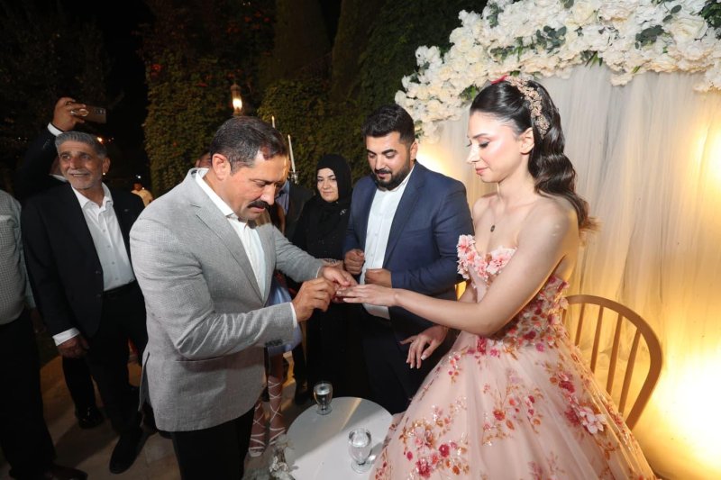 ANLAMLI GECEDE YÜZÜKLERİ VALİ MASATLI TAKTI