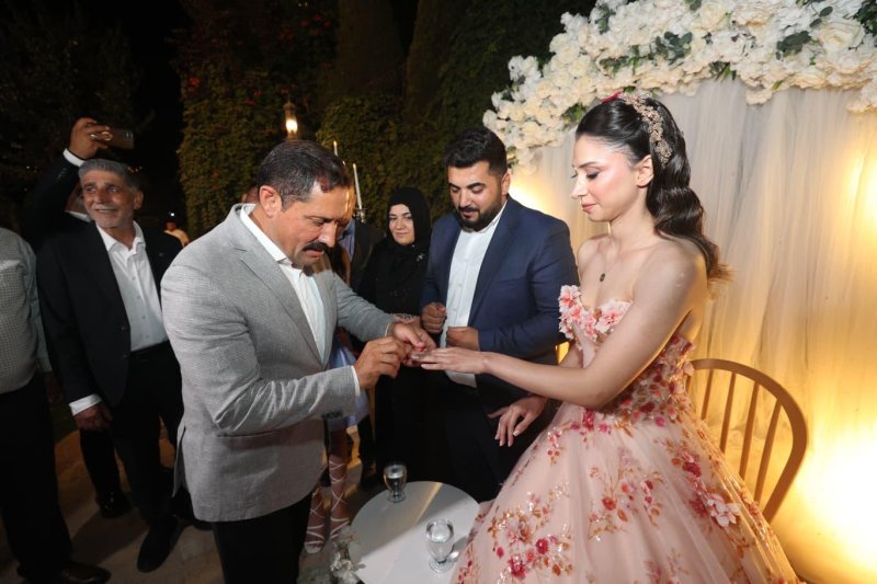 ANLAMLI GECEDE YÜZÜKLERİ VALİ MASATLI TAKTI