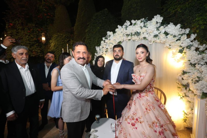 ANLAMLI GECEDE YÜZÜKLERİ VALİ MASATLI TAKTI