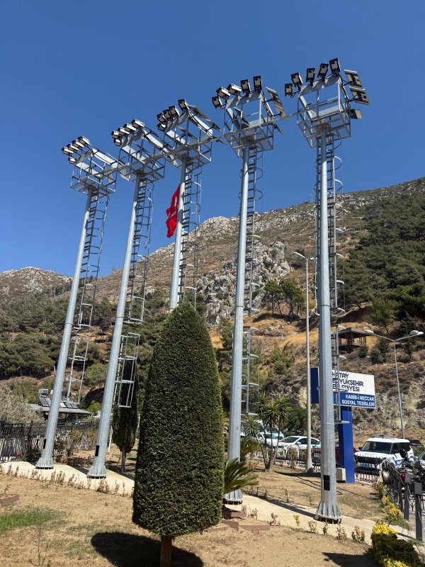 MURAT KURUM HATAY'I İZLİYOR Depremin ağır yaralar bıraktığı Hatay'da yeniden imar ve inşa çalışmaları tüm hızıyla devam ederken, Çevre, Şehircilik ve İklim Değişikliği Bakanı Murat Kurum, şehirdeki çalışmaları anlık olarak takip ediyor. Hatay'in Antakya ilçesinde bulunan Hatay Büyükşehir Belediyesi'ne ait Habib-i Neccar Sosyal Tesisleri bahçesine kurulan MOBESE kameraları sayesinde, kent genelindeki inşaat alanları 7/24 canlı olarak izlenebiliyor. Bakanlık tarafından koordine edilen bu sistemle, yapım aşamasındaki konutlar, altyapı çalışmaları ve şehir planlamasına dair birçok detay anbean takip ediliyor. GÜVENLİK VE İŞ TAKİBİ ANBEAN YAPILIYOR Yetkililerden alınan bilgiye göre, MOBESE sistemi sayesinde yalnızca güvenlik değil, aynı zamanda iş takibi, inşaat sürecinin hızlandırılması ve olası aksaklıkların anında tespiti gibi amaçlar da güdülüyor. Bakan Murat Kurum'un talimatıyla hayata geçirilen bu izleme sistemi, hem yerel hem de merkezi yönetim arasında koordinasyonun sağlanmasında büyük rol oynuyor. Hataylı vatandaşlar, yapılan çalışmaları şeffaf bir şekilde izleyebilmenin kendilerine güven verdiğini belirtirken, yeniden ayağa kalkma sürecinin hızla sürdüğünü görmekten memnuniyet duyduklarını ifade ediyor.