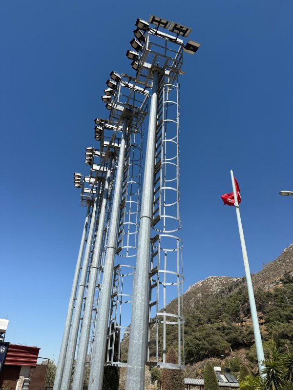 MURAT KURUM HATAY'I İZLİYOR Depremin ağır yaralar bıraktığı Hatay'da yeniden imar ve inşa çalışmaları tüm hızıyla devam ederken, Çevre, Şehircilik ve İklim Değişikliği Bakanı Murat Kurum, şehirdeki çalışmaları anlık olarak takip ediyor. Hatay'in Antakya ilçesinde bulunan Hatay Büyükşehir Belediyesi'ne ait Habib-i Neccar Sosyal Tesisleri bahçesine kurulan MOBESE kameraları sayesinde, kent genelindeki inşaat alanları 7/24 canlı olarak izlenebiliyor. Bakanlık tarafından koordine edilen bu sistemle, yapım aşamasındaki konutlar, altyapı çalışmaları ve şehir planlamasına dair birçok detay anbean takip ediliyor. GÜVENLİK VE İŞ TAKİBİ ANBEAN YAPILIYOR Yetkililerden alınan bilgiye göre, MOBESE sistemi sayesinde yalnızca güvenlik değil, aynı zamanda iş takibi, inşaat sürecinin hızlandırılması ve olası aksaklıkların anında tespiti gibi amaçlar da güdülüyor. Bakan Murat Kurum'un talimatıyla hayata geçirilen bu izleme sistemi, hem yerel hem de merkezi yönetim arasında koordinasyonun sağlanmasında büyük rol oynuyor. Hataylı vatandaşlar, yapılan çalışmaları şeffaf bir şekilde izleyebilmenin kendilerine güven verdiğini belirtirken, yeniden ayağa kalkma sürecinin hızla sürdüğünü görmekten memnuniyet duyduklarını ifade ediyor.