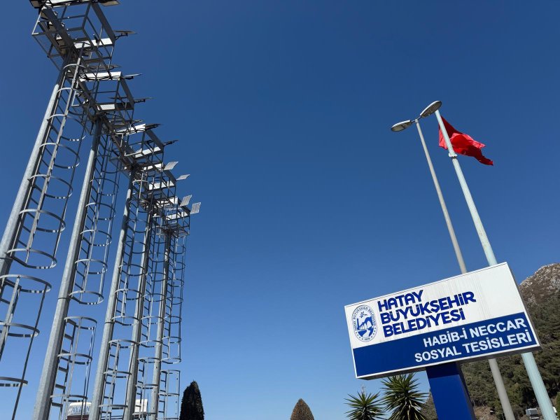 MURAT KURUM HATAY'I İZLİYOR Depremin ağır yaralar bıraktığı Hatay'da yeniden imar ve inşa çalışmaları tüm hızıyla devam ederken, Çevre, Şehircilik ve İklim Değişikliği Bakanı Murat Kurum, şehirdeki çalışmaları anlık olarak takip ediyor. Hatay'in Antakya ilçesinde bulunan Hatay Büyükşehir Belediyesi'ne ait Habib-i Neccar Sosyal Tesisleri bahçesine kurulan MOBESE kameraları sayesinde, kent genelindeki inşaat alanları 7/24 canlı olarak izlenebiliyor. Bakanlık tarafından koordine edilen bu sistemle, yapım aşamasındaki konutlar, altyapı çalışmaları ve şehir planlamasına dair birçok detay anbean takip ediliyor. GÜVENLİK VE İŞ TAKİBİ ANBEAN YAPILIYOR Yetkililerden alınan bilgiye göre, MOBESE sistemi sayesinde yalnızca güvenlik değil, aynı zamanda iş takibi, inşaat sürecinin hızlandırılması ve olası aksaklıkların anında tespiti gibi amaçlar da güdülüyor. Bakan Murat Kurum'un talimatıyla hayata geçirilen bu izleme sistemi, hem yerel hem de merkezi yönetim arasında koordinasyonun sağlanmasında büyük rol oynuyor. Hataylı vatandaşlar, yapılan çalışmaları şeffaf bir şekilde izleyebilmenin kendilerine güven verdiğini belirtirken, yeniden ayağa kalkma sürecinin hızla sürdüğünü görmekten memnuniyet duyduklarını ifade ediyor.