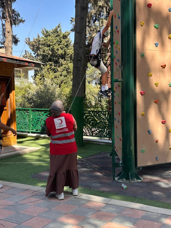 KIZILAY HATAY EKİPLERİ YETİMLERİN YÜZÜNÜ GÜLDÜRDÜ