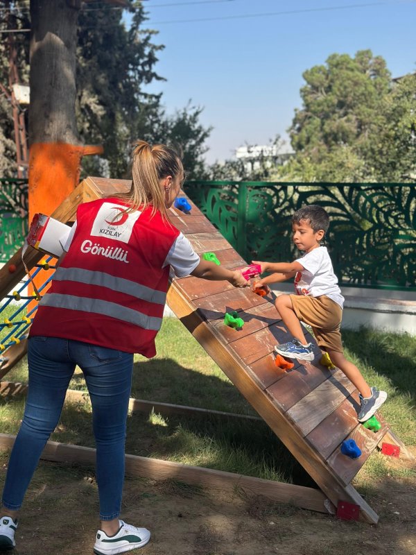 KIZILAY HATAY EKİPLERİ YETİMLERİN YÜZÜNÜ GÜLDÜRDÜ 