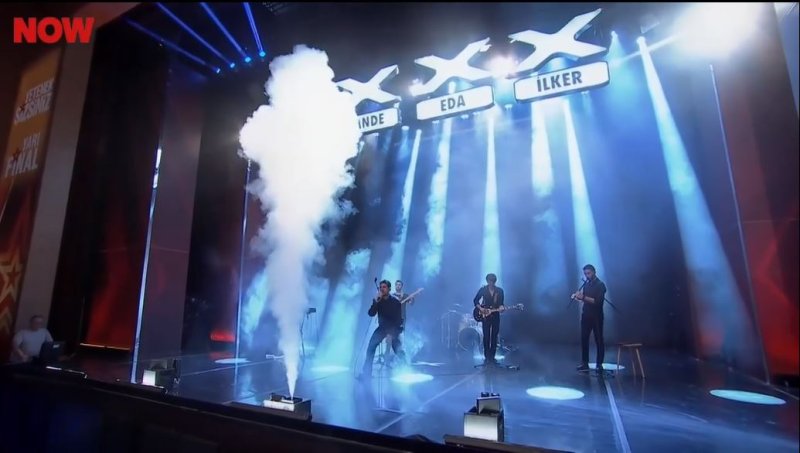 YAYLADAĞI'NIN GURURU FİNALE ÇIKTI Hatay'in Yayladağı ilçesinden genç yetenek Batuhan Ergüt, Now TV ekranlarında izleyicilerle buluşan "Yetenek Sizsiniz" yarışmasında gösterdiği performansla büyük beğeni topladı. Dün akşam yayınlanan bölümde hem seyirci oylarıyla hem de jüri üyelerinin takdiriyle adını finale yazdırmayı başaran Ergüt, memleketi Yayladağı'na büyük bir gurur yaşattı. Batuhan Ergüt'ün sergilediği performans, sahne enerjisi ve ekibiyle olan uyumu sosyal medyada da gündem olurken, birçok kullanıcı genç yeteneğe destek mesajları yağdırdı. Özellikle jüri üyelerinin ayakta alkışladığı gösteri, gecenin en dikkat çeken anlarından biri oldu. BAŞKAN YALÇIN, BATUHAN ERGÜT’Ü KUTLADI Finale yükselmenin heyecanını yaşayan Batuhan Ergüt, yarışmadan sadece 3 gün önce memleketinde düzenlenen Yayladağı Festivali'nde de sahne almış ve büyük ilgi görmüştü. Festivalde sergilediği performansla dikkatleri üzerine çeken Ergüt, yarışmadaki başarısıyla adeta taçlandı. Yayladağı halkı ise sosyal medya üzerinden yaptıkları paylaşımlarla Batuhan'a destek olmaya devam ediyor. İlçede gençlere ilham kaynağı olan Batuhan Ergütün finalde nasıl bir performans sergileyeceği şimdiden merak konusu oldu. Yayladağı Belediye Başkanı da sosyal medya hesabından yaptığı paylaşımda, "Batuhan'in başarısıyla gurur duyuyoruz. Gençlerimizin azimle ve inançla neler başarabileceğini tüm Türkiye'ye gösterdi. Finalde de başarılarının devamını diliyoruz." ifadelerine yer verdi. Yayladağı'nın gururu Batuhan Ergüt, "Yetenek Sizsiniz" finalinde memleketini ve sevenlerini en iyi şekilde temsil etmeye hazırlanıyor.