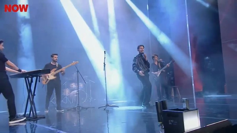 YAYLADAĞI'NIN GURURU FİNALE ÇIKTI Hatay'in Yayladağı ilçesinden genç yetenek Batuhan Ergüt, Now TV ekranlarında izleyicilerle buluşan "Yetenek Sizsiniz" yarışmasında gösterdiği performansla büyük beğeni topladı. Dün akşam yayınlanan bölümde hem seyirci oylarıyla hem de jüri üyelerinin takdiriyle adını finale yazdırmayı başaran Ergüt, memleketi Yayladağı'na büyük bir gurur yaşattı. Batuhan Ergüt'ün sergilediği performans, sahne enerjisi ve ekibiyle olan uyumu sosyal medyada da gündem olurken, birçok kullanıcı genç yeteneğe destek mesajları yağdırdı. Özellikle jüri üyelerinin ayakta alkışladığı gösteri, gecenin en dikkat çeken anlarından biri oldu. BAŞKAN YALÇIN, BATUHAN ERGÜT’Ü KUTLADI Finale yükselmenin heyecanını yaşayan Batuhan Ergüt, yarışmadan sadece 3 gün önce memleketinde düzenlenen Yayladağı Festivali'nde de sahne almış ve büyük ilgi görmüştü. Festivalde sergilediği performansla dikkatleri üzerine çeken Ergüt, yarışmadaki başarısıyla adeta taçlandı. Yayladağı halkı ise sosyal medya üzerinden yaptıkları paylaşımlarla Batuhan'a destek olmaya devam ediyor. İlçede gençlere ilham kaynağı olan Batuhan Ergütün finalde nasıl bir performans sergileyeceği şimdiden merak konusu oldu. Yayladağı Belediye Başkanı da sosyal medya hesabından yaptığı paylaşımda, "Batuhan'in başarısıyla gurur duyuyoruz. Gençlerimizin azimle ve inançla neler başarabileceğini tüm Türkiye'ye gösterdi. Finalde de başarılarının devamını diliyoruz." ifadelerine yer verdi. Yayladağı'nın gururu Batuhan Ergüt, "Yetenek Sizsiniz" finalinde memleketini ve sevenlerini en iyi şekilde temsil etmeye hazırlanıyor.