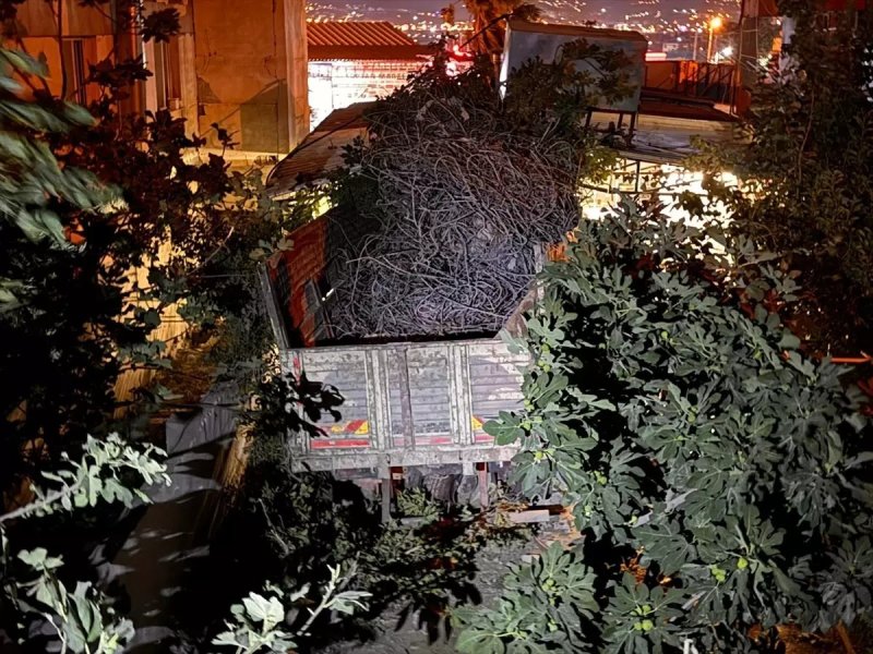 Hatay'da Kamyon Restorana Uçtu