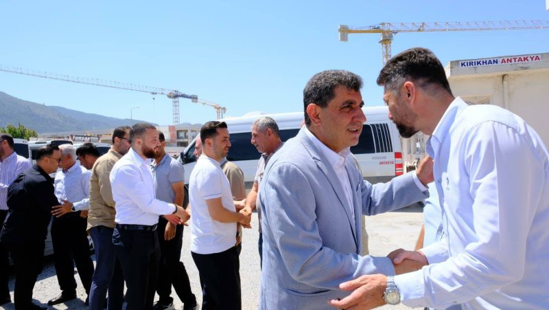 AK PARTİLİLERDEN OTOBÜSÇÜ ESNAFINA ZİYARET