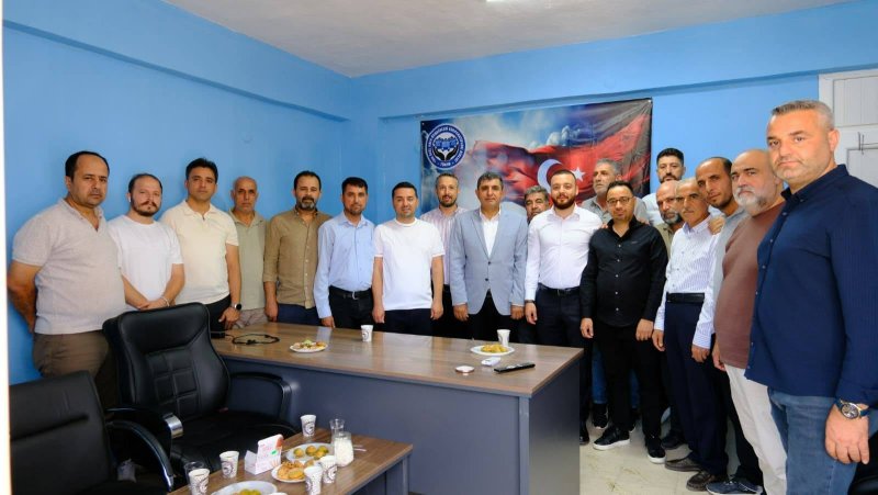 AK PARTİLİLERDEN OTOBÜSÇÜ ESNAFINA ZİYARET