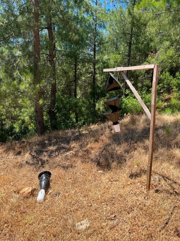 Hassa orman işletme şefliğinden tuzaklara zarar vermeyin uyarısı (Fotoğraflı) Yakup Söylemez HATAY (İHA) - Hassa Orman İşletme Şefliği, il genelinde ormanlara zarar veren ve hızla yayılan böceklere karşı yürütülen mücadelede kullanılan tuzakların tahrip edildiğini belirterek vatandaşlara uyarıda bulundu. Yetkililer, orman zararlılarıyla mücadele kapsamında aylardır titizlikle sürdürülen çalışmalarda kullanılan tuzakların söküldüğü, kırıldığı, silahla hedef alındığı ve yerlerinden kaldırılarak zarar verildiğinin tespit edildiğini açıkladı. Vatandaşlara çağrıda bulunan Hassa Orman İşletme Şefliği, devlet malına zarar verilmemesini ve ormanların korunması için mücadelede kullanılan tuzaklara dokunulmamasını istedi.