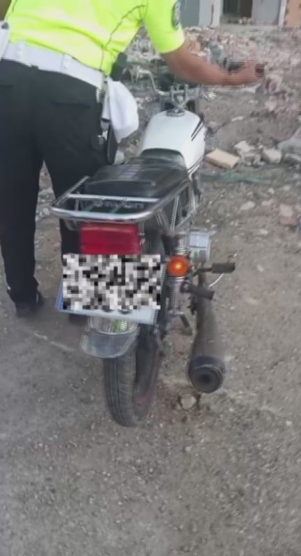 Abartı egzoz kullanan 9 motosikletliye 1 milyon 350 bin TL ceza (Fotoğraflı) İsmet Biçen HATAY (İHA) - Hatay'ın Kırıkhan ilçesinde son bir haftada 9 abartı egzozlu motosikletliye çeşitli maddelerden toplamda 1 milyon 350 bin TL idari para cezası uygulandı. Kırıkhan İlçe Emniyet Müdürlüğü ekipleri, kentte asayişi ve güvenliği sağlamak amacıyla çalışmalarını aralıksız sürdürürken, trafikte huzuru bozan motosiklet sürücüleri de polis ekiplerinin dikkatinden kaçmıyor. Polis ekiplerinin son bir haftada yaptığı kontrollerde; 9 abartı egzozlu motosiklet kullanan sürücüye 'kask takmamaktan ve standart dışı egzoz sisteminden' dolayı 1 milyon 350 bin TL idari para cezası uygulanırken araçlar trafikten men edildi.