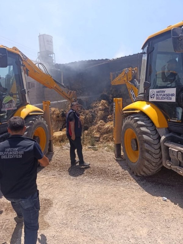 Reyhanlı'da samanlık yangını (Fotoğraflı) Cemal Kılınç HATAY (İHA) - Hatay’ın Reyhanlı ilçesinde bir ahırda yaşanan samanlık yangını geniş alana sıçramadan itfaiye ekipleri tarafından söndürüldü. Yangın, Reyhanlı ilçesi Mustafa Kemal Mahallesi’nde meydana geldi. Bir ahırda meydana gelen samanlık yangınını fark eden çevredeki vatandaşların 112’yi araması üzerine bölgeye itfaiye ekipleri sevk edildi. Olay yerine ulaşan itfaiye ekipleri yangını kısa sürede söndürdü. Yangının söndürülmesinin ardından soğutma çalışması gerçekleştirildi.