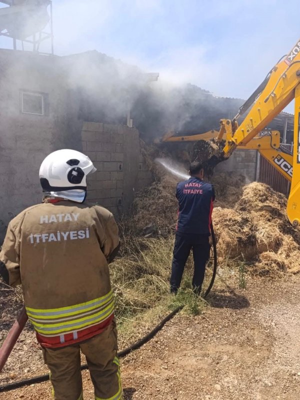 Reyhanlı'da samanlık yangını (Fotoğraflı) Cemal Kılınç HATAY (İHA) - Hatay’ın Reyhanlı ilçesinde bir ahırda yaşanan samanlık yangını geniş alana sıçramadan itfaiye ekipleri tarafından söndürüldü. Yangın, Reyhanlı ilçesi Mustafa Kemal Mahallesi’nde meydana geldi. Bir ahırda meydana gelen samanlık yangınını fark eden çevredeki vatandaşların 112’yi araması üzerine bölgeye itfaiye ekipleri sevk edildi. Olay yerine ulaşan itfaiye ekipleri yangını kısa sürede söndürdü. Yangının söndürülmesinin ardından soğutma çalışması gerçekleştirildi.