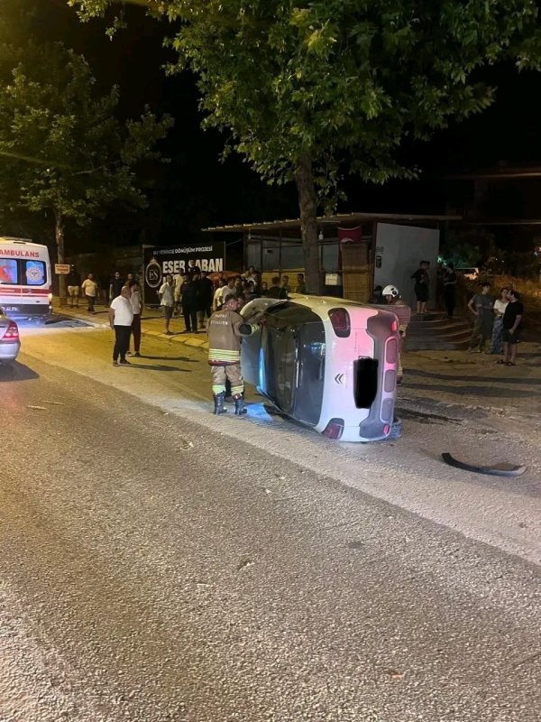 Ağaca çarparak yan yatan otomobildeki 2 kişi yaralandı