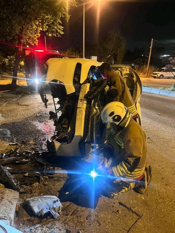 Ağaca çarparak yan yatan otomobildeki 2 kişi yaralandı