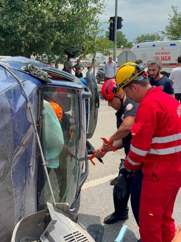 Dörtyol’da takla atan otomobilin sürücüsü yaralandı (Fotoğraflı) Esma Kural HATAY (İHA) - Hatay’da takla atarak yan yatan otomobilin sürücüsü yaralandı. Kaza; Dörtyol ilçesi Çaylı Mahallesi’nde yaşandı. Dönüş esnasında kavşakta 2 otomobil çarpıştı. Çarpışmayla takla atan otomobil yan döndü. Kazada araç sürücüsü araç içinde mahsur kalarak yaralandı. Yaralı sürücü itfaiye ekipleri tarafından kurtarılarak sağlık ekiplerine teslim edildi. Yaralı sürücü ilk müdahalenin ardından hastanede tedavi altına alındı. Polis ekipleri kazayla ilgili inceleme başlattı.