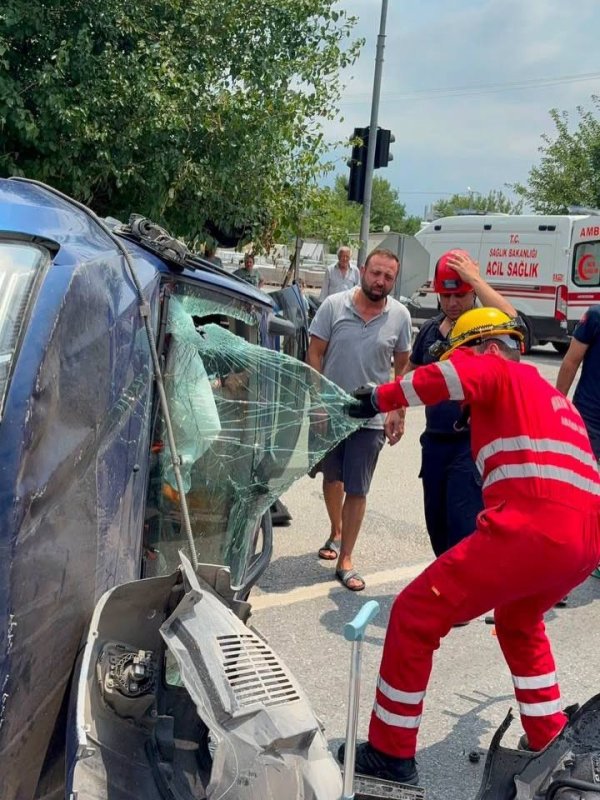 Dörtyol’da takla atan otomobilin sürücüsü yaralandı (Fotoğraflı) Esma Kural HATAY (İHA) - Hatay’da takla atarak yan yatan otomobilin sürücüsü yaralandı. Kaza; Dörtyol ilçesi Çaylı Mahallesi’nde yaşandı. Dönüş esnasında kavşakta 2 otomobil çarpıştı. Çarpışmayla takla atan otomobil yan döndü. Kazada araç sürücüsü araç içinde mahsur kalarak yaralandı. Yaralı sürücü itfaiye ekipleri tarafından kurtarılarak sağlık ekiplerine teslim edildi. Yaralı sürücü ilk müdahalenin ardından hastanede tedavi altına alındı. Polis ekipleri kazayla ilgili inceleme başlattı.