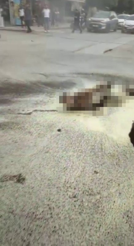 Zihinsel engelli şahıs üzerine benzin döküp kendini yaktı: Korku dolu anlar kamerada