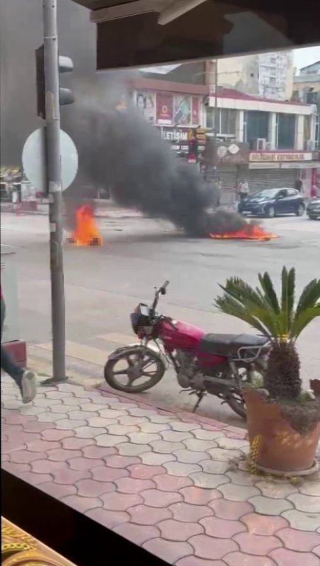 Zihinsel engelli şahıs üzerine benzin döküp kendini yaktı: Korku dolu anlar kamerada