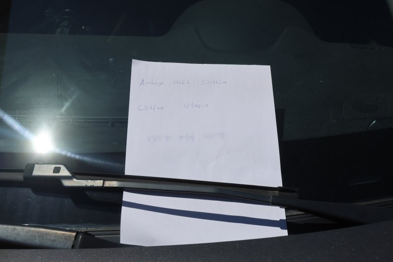 Sürttüğü aracın sahibini bulamayınca ön cama ‘Arabaya hafif sürttüm, lütfen bana ulaşın’ notunu bıraktı