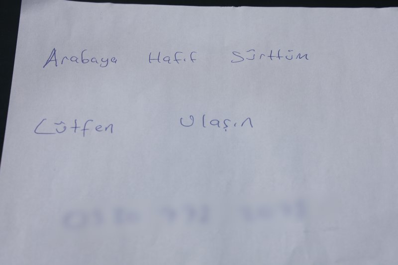 Sürttüğü aracın sahibini bulamayınca ön cama ‘Arabaya hafif sürttüm, lütfen bana ulaşın’ notunu bıraktı
