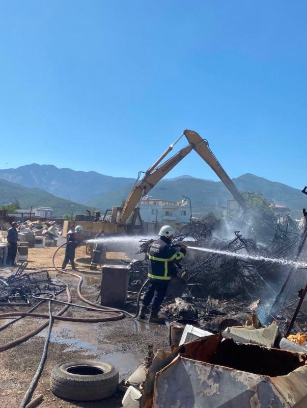 Hassa’da hurdalık alanda çıkan yangın dorseye sıçradı (Fotoğraflı) Yakup Söylemez HATAY (İHA) - Hatay'ın Hassa ilçesinde hurdalık alanda çıkan ve dorseye sıçrayan yangın, itfaiye ekiplerinin hızlı müdahalesiyle büyümeden kontrol altına alındı. Edinilen bilgiye göre, Hassa ilçesi Girne Mahallesi'nde hurdalık alanda henüz belirlenemeyen nedenle yangın çıktı. Alevlerin dorsenin bulunduğu bölüme de sıçraması üzerine bölgeye itfaiye ekipleri sevk edildi.Olay yerine kısa sürede ulaşan ekipler, yangına müdahale ederek alevleri çevreye yayılmadan kontrol altına aldı. Yangının söndürülmesinin ardından bölgede soğutma çalışması gerçekleştirildi. Yangının çıkış nedeninin belirlenmesi için inceleme başlatıldı.