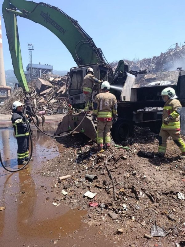 İskenderun’da iş makinesi yangını yaşandı