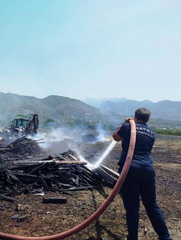 Hatay'da Ahşap Palet Deposunda Yangın