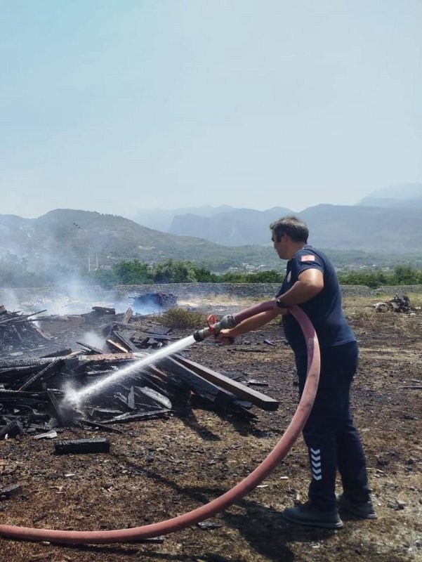 Hatay'da Ahşap Palet Deposunda Yangın