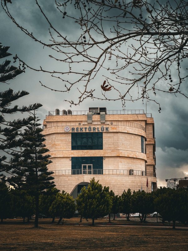 Mevlânâ ekonomi modeli kamuoyuna tanıtıldı (Fotoğraflı) İlayda Korkmaz HATAY (İHA) - İskenderun Teknik Üniversitesi’nde görevli akademisyenler, ekonomi alanında ahlâk ve medeniyet merkezli yeni bir yaklaşım sunmayı hedefleyen "Mevlânâ Ekonomi Modeli" kamuoyuna tanıttı. Temel ekonomik kavramları yeniden ele alan modelin, insanı ve toplumsal dengeyi merkeze alan alternatif bir perspektif ortaya koyduğu belirtildi. İskenderun Teknik Üniversitesi (İSTE) Öğretim Elemanı Durmuş Baysal'ın koordinasyonunda hazırlanan çalışmaya, İSTE Rektörü Prof. Dr. Mehmet Duruel, İSTE Rektör Yardımcısı Prof. Dr. Nazif Çalış, İSTE Öğretim Üyesi Prof. Dr. Birol Erkan, İSTE Öğretim Üyesi Dr. Abdullah Yıldız, Çukurova Üniversitesi Öğretim Üyesi Prof. Dr. Başak Gül Akar ile araştırmacılar Ahmet Selami Vanlı ve Serkan Akın katkı sundu. Yayımlanan akademik makalede, klasik iktisadın "Homo Economicus" insan tanımı başta olmak üzere fayda, kıtlık, tüketim, para, faiz, piyasa, pazar, fiyat ve ücret oluşumu gibi temel ekonomik kavramların yeniden tanımlandığı ifade edildi. Modelin, ekonomiyi kadim kültür ve medeniyet değerleriyle uyumlu, ahlâkî ilkeleri esas alan yeni bir bakış açısıyla ele aldığı belirtilirken, dezavantajlı grupların ekonomik sistem içerisindeki konumuna yönelik yeni öneriler sunduğu kaydedildi. Çalışmada, insanı ve toplumun hakkını merkeze alan, sosyal dengeyi gözeten bir ekonomik yaklaşımın ortaya konulduğu belirtilerek, modelin yalnızca Türkiye için değil, küresel ölçekte de tartışılabilecek alternatif bir ekonomi anlayışı sunmasının hedeflendiği ifade edildi. Mevlânâ Ekonomi Modeli'ne ilişkin akademik makale yayımlanarak araştırmacıların ve kamuoyunun erişimine açıldı.