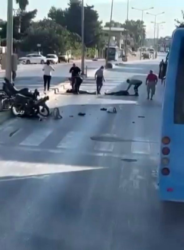 Feci motosiklet kazası kamerada: 72 yaşındaki sürücü hayatını kaybetti (Fotoğraflı) Aykut Taştan HATAY (İHA) - Hatay'ın Antakya ilçesinde yaya yolundan motosikletle geçmek isteyen 72 yaşındaki şahıs, başka bir motosikletle çarpıştı. Güvenlik kamerasına yansıyan kazada yaşlı adam ölürken diğer motosiklet sürücüsü yaralandı. Kaza, Antakya ilçesi Küçükdalyan Mahallesi Antakya - Reyhanlı yolu üzerinde yaşandı. 72 yaşındaki H.A. idaresindeki plakasız motosiklet, yaya yolunu kullanmak isterke 22 yaşındaki A.A. yönetimindeki 31 AK 870 plakalı motosikletle çarpıştı. İki motosikletin çarpıştığı kazada 72 yaşındaki motosiklet sürücüsü ağır yaralanırken 22 yaşındaki sürücü yaralandı. Kazayı gören vatandaşların durumu 112 Acil Çağrı Merkezi'ne bildirilmesi üzerine olay yerine polis ve ambulans ekipleri sevk edildi. Kısa sürede bölgeye gelen sağlık ekipleri, ilk müdahalenin ardından yaralıları Hatay Eğitim ve Araştırma Hastanesi'ne sevk edildi. Hastanede yapılan tüm müdahalelere rağmen 72 yaşındaki motosiklet sürücüsü hayatını kaybetti. Polis ekipleri kazayla ilgili inceleme başlattı.