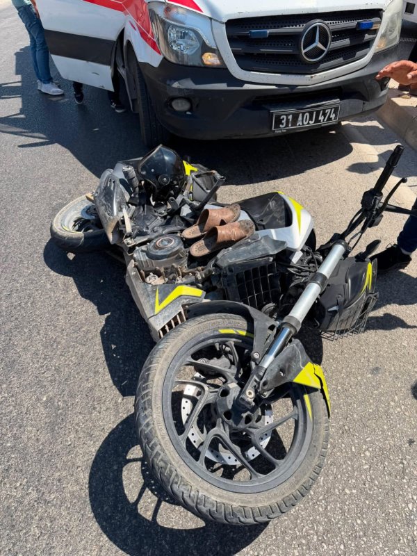 Otomobille çarpışan motosikletlinin havada takla attığı anlar kamerada (Fotoğraflı) Aykut Taştan HATAY (İHA) - Hatay'ın Antakya ilçesinde otomobille çarpışan motosiklet sürücüsü havada takla atarak yaralandı. Kaza anı güvenlik kamerasına saniye saniye yansıdı. Kaza, Antakya ilçesi Narlıca Mahallesi'nde yaşandı. Otomobil, yola çıktığı esnada aynı şeritten gelen motosikletle çarpıştı. Otomobille çarpışan motosiklet sürücüsü takla atarak havaya uçtu. Yaralanan motosiklet sürücüsünün havada takla attığı anlar kameraya yansıdı. Kazayı gören vatandaşların durumu 112 Acil Çağrı Merkezi'ne bildirilmesi üzerine olay yerine polis ve ambulans ekipleri sevk edildi. Kısa sürede bölgeye gelen sağlık ekipleri, ilk müdahalenin ardından yaralı motosiklet sürücüsünü hastaneye kaldırdı.