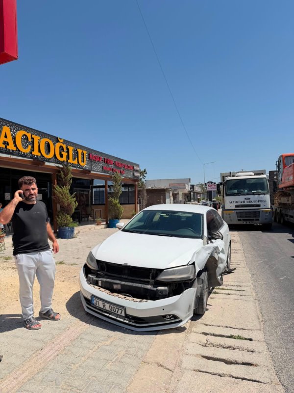 Otomobille çarpışan motosikletlinin havada takla attığı anlar kamerada (Fotoğraflı) Aykut Taştan HATAY (İHA) - Hatay'ın Antakya ilçesinde otomobille çarpışan motosiklet sürücüsü havada takla atarak yaralandı. Kaza anı güvenlik kamerasına saniye saniye yansıdı. Kaza, Antakya ilçesi Narlıca Mahallesi'nde yaşandı. Otomobil, yola çıktığı esnada aynı şeritten gelen motosikletle çarpıştı. Otomobille çarpışan motosiklet sürücüsü takla atarak havaya uçtu. Yaralanan motosiklet sürücüsünün havada takla attığı anlar kameraya yansıdı. Kazayı gören vatandaşların durumu 112 Acil Çağrı Merkezi'ne bildirilmesi üzerine olay yerine polis ve ambulans ekipleri sevk edildi. Kısa sürede bölgeye gelen sağlık ekipleri, ilk müdahalenin ardından yaralı motosiklet sürücüsünü hastaneye kaldırdı.