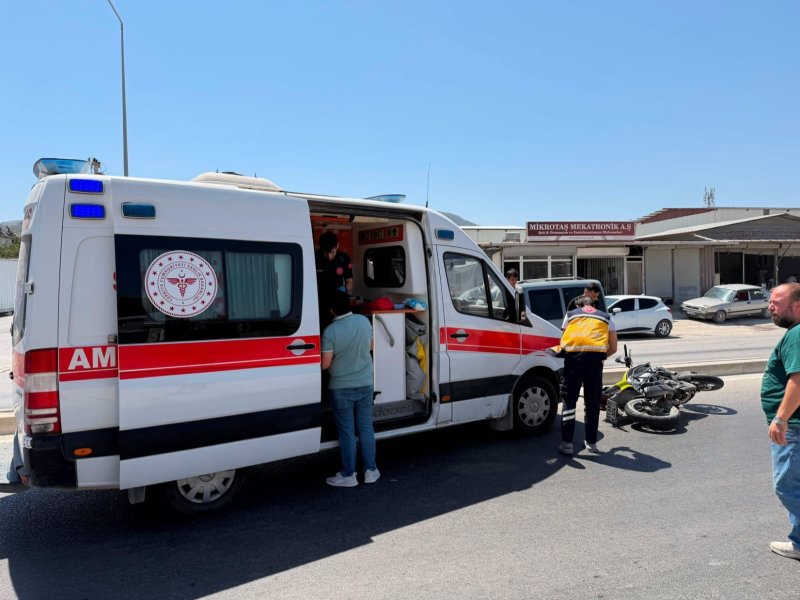 Otomobille çarpışan motosikletlinin havada takla attığı anlar kamerada (Fotoğraflı) Aykut Taştan HATAY (İHA) - Hatay'ın Antakya ilçesinde otomobille çarpışan motosiklet sürücüsü havada takla atarak yaralandı. Kaza anı güvenlik kamerasına saniye saniye yansıdı. Kaza, Antakya ilçesi Narlıca Mahallesi'nde yaşandı. Otomobil, yola çıktığı esnada aynı şeritten gelen motosikletle çarpıştı. Otomobille çarpışan motosiklet sürücüsü takla atarak havaya uçtu. Yaralanan motosiklet sürücüsünün havada takla attığı anlar kameraya yansıdı. Kazayı gören vatandaşların durumu 112 Acil Çağrı Merkezi'ne bildirilmesi üzerine olay yerine polis ve ambulans ekipleri sevk edildi. Kısa sürede bölgeye gelen sağlık ekipleri, ilk müdahalenin ardından yaralı motosiklet sürücüsünü hastaneye kaldırdı.