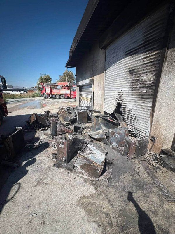 Antakya’da beyaz eşya deposunda yangın çıktı (Fotoğraflı) Ahmet Arslan HATAY (İHA) - Hatay’da beyaz eşya deposunda çıkan yangında eşyalar zarar görürken alevler itfaiye ekiplerinin hızlı müdahalesiyle çevreye sıçramadan kontrol altına alındı. Yangın; Antakya ilçesi Kuzetepe Mahallesi’nde bulunan beyaz eşya deposunda yaşandı. Bilinmeyen bir deneden dolayı yaşanan yangında alevlerin fark edilmesi üzerine bölgeye itfaiye ekibi sevk edildi. Alevler, ekiplerin hızlı müdahalesiyle büyümeden kısa sürede kontrol altına alındı. Yangında iş yeri ve içerisindeki eşyalar zarar gördü.