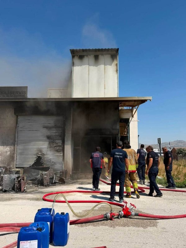 Antakya’da beyaz eşya deposunda yangın çıktı (Fotoğraflı) Ahmet Arslan HATAY (İHA) - Hatay’da beyaz eşya deposunda çıkan yangında eşyalar zarar görürken alevler itfaiye ekiplerinin hızlı müdahalesiyle çevreye sıçramadan kontrol altına alındı. Yangın; Antakya ilçesi Kuzetepe Mahallesi’nde bulunan beyaz eşya deposunda yaşandı. Bilinmeyen bir deneden dolayı yaşanan yangında alevlerin fark edilmesi üzerine bölgeye itfaiye ekibi sevk edildi. Alevler, ekiplerin hızlı müdahalesiyle büyümeden kısa sürede kontrol altına alındı. Yangında iş yeri ve içerisindeki eşyalar zarar gördü.