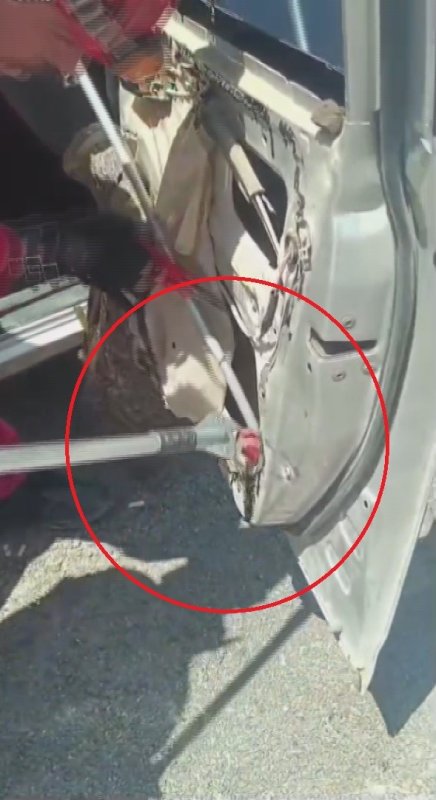 Aracına binerken fark ettiği yılanı itfaiye ekipleri yakaladı (Fotoğraflı - Görüntülü) Aykut Taştan HATAY (İHA) - Hatay'ın Antakya ilçesinde park halindeki aracın ön kapısına giren yılan, itfaiye ekipleri tarafından yakalandı. Antakya ilçesi Saraycık Mahallesi'nde park halindeki aracın ön kapısına yılan girdi. Aracında yılan olduğunu gören sürücü durumu 112 Acil Çağrı Merkezi'ne bildirilmesi üzerine olay yerine itfaiye ekipleri sevk edildi. Kısa sürede bölgeye gelen Hatay Büyükşehir Belediyesine bağlı itfaiye ekipleri, aparat yardımıyla yılanı yakaladı. Ekipler tarafından yakalan yılan, doğal yaşam alanına bırakıldı.
