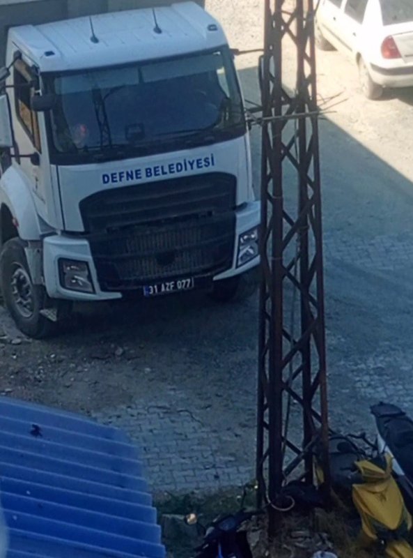 Hatay'da Parktaki ağaç katliamına tepki Parktaki ağaçların sökülmesine vatandaşlardan tepki HATAY (İHA) - Hatay'da taziye evi yapılacağı söylenerek Defne Belediyesi ekiplerince park içerisindeki çam ağaçlarının iş makinesiyle sökülmesine depremzede vatandaşlar tepki gösterdi. Deprem sonrası sosyal ve yeşil alanların eksikliğine dikkat çeken Necla Özdemir, "Depremden çıktık artık yaşamak istiyoruz, her yer gitmiş bari ağaçlara dokunmasınlar" dedi. Defne ilçesi 474. Sokak üzerinde bulunan yeşil alana taziye evi yapılacağı söylenerek Defne Belediyesi iş makineleri ve ekipleri tarafından 8 çam ağacı söküldü. Duruma tepki gösteren vatandaşlar, ekiplerin ağaçları iş makineleriyle sökmelerinin önüne geçmek amacıyla müdahale ettiler. Sökülen ağaçlar, kamyonlara yüklenerek bölgeden götürüldü. Depremin ardından bölgede sosyal ve yeşil alan sayısının azaldığına dikkat çeken vatandaşlar, Defne Belediyesi'ne seslenerek yapılacağı söylenen taziye evinin başka bir noktaya yapılmasını talep ettiler. "Biz bir ağaç dikmek için neler yapıyoruz ve şimdi burada katliam yapıyorlar" Ağaçların sökülmesine tepki gösteren Semira Şah, "Burada çam ağaçları vardı, kocaman kocaman zeytin ağaçlarımızda vardı. Muhtar sabah göndermiş iş makinelerini koparmış ağaçları. Mahalle sakinlerinin haberi olmadan ağaçları sökmüşler. Buraya taziye evi yapılmak isteniyor ama biz istemiyoruz. Bütün komşular karşı sadece ben değilim. Ağaç bir nefestir, nefesimizi kesiyorlar. Biz bir ağaç dikmek için neler yapıyoruz ve şimdi burada katliam yapıyorlar. Burası ağaç doluydu, şu an boş. Bu bir katliamdır, parkımız ve ağaçlarımız bize yeter. Zaten ağaç kalmadı ama biz buraya ağaç dikeceğiz" dedi. Çocukların parkta vakit geçirerek sosyalleştiğine dikkat çeken anne Necla Özdemir, depremin ardından bölgedeki yeşil alanların yetersizliğine dikkat çekerek "Burada 8 ağaç vardı. Sabah 09.00 sıralarında uyandım ve dışarı çıkıp baktım. Kepçe ağaçları deviriyordu. Eşim aşağıya indi, ben de kayda aldım. Birkaç kişi inene kadar devirdiler ağaçları, biz durduktan sonra ağaçları sökmeyi bıraktılar. Kamyona doldurdular ve bırakıp gittiler. Defne Belediyesi personeli ve belediyeye ait araçlardı. Buraya taziye evi yapılacakmış, biz taziye evi istemiyoruz. Burası park, yeşillik ve şehrimiz depremden etkilenmiş. Çocuklarımız rahat etsin diye konteynerden geldik. Çocuklarım şurada rahat nefes alıyor, oynuyor. Depremden çıktık artık yaşamak istiyoruz, her yer gitmiş bari ağaçlara dokunmasınlar. 8 ağacı koparıp gittiler, biz müdahale etmesek daha keseceklerdi. Ağaçları Defne Belediyesi personeli kopardı" dedi. Öte yandan Çekmece Mahalle Muhtarı Ali Kaya, proje alanından sökülen ağaçların başka alana taşınacağını ifade ederek taziye evinin vatandaş talebi olduğunu söyledi.