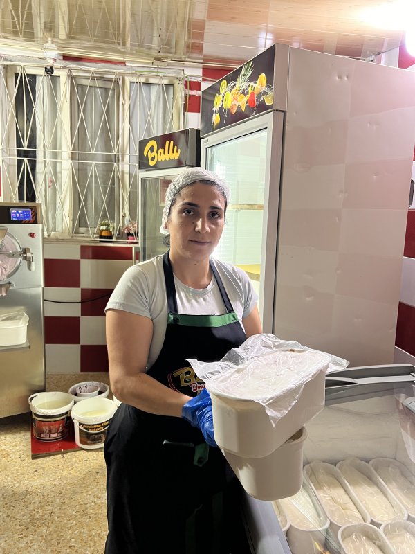 Kavurucu sıcağın vazgeçilmezi dondurma kadın ustaların elinde lezzet buluyor (Fotoğraflı) Aykut Taştan HATAY (İHA) - Hatay’da 40 dereceyi bulan kavurucu sıcakta vatandaşların tercihi olan dondurma, kadın girişimci Çiğdem Güder ve kadın çalışma arkadaşlarının elinde lezzet buluyor. Hatay’da kavurucu sıcakların yaşandığı bu günlerde vatandaşlar, serinlemek için dondurmayı tercih ediyor. Reyhanlı ilçesinde girişimci Çiğdem Güder ve ortağına ait dondurma üretim atölyesinde kadınların elinde lezzet bulan dondurma ise vatandaşlardan takdir topluyor. Dondurmanın üretim aşamasını anlatan Güder, "Salebimizi hazırladıktan sonra makinemizde karışıma ekledik. Kendi ürettiğimiz meyveleri kendimiz dondurduk ve kendimiz paketledik. Kendimizin üretimi olan meyvemizi salebimizim içine ekledik ve dondurma oluşturduk. Kadın girişimci olarak makinemizi çok araştırıp aldık. Korkuyordum, yapabileceğime inandım ve yaptım. Salebimizi kaynatıyoruz, meyvelerimizi ekliyoruz, makinemizi çalıştırıyoruz ve dondurmamız hazır oluyor. Sonrasında kiloluk ve külah şeklinde satıyoruz" dedi. Yaz aylarında serinleten lezzetin bölge halkı tarafından tercih edildiğini ifade eden Mehmet Yılmaz ise, "Herkes buraya gelir dondurma alır serinlemek için. Meşhurdur ballı dondurma, afiyet olsun" dedi.