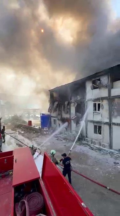 Konteyner yatakhane alevlere teslim oldu (Fotoğraflı) Mehmet Uras - Veysel Korkmaz HATAY (İHA) - Hatay’da alevlere teslim olarak yanan konteyner yatakhane kullanılmaz hale geldi. Alevlerin yükseldiği anlar kameraya yansırken, yangında yaralanma ve can kaybı yaşanmadı. Yangın; Defne ilçesi Çekmece Mahallesi’nde bulunan şantiye alanında yaşandı. Şantiye alanında işçilerin kaldığı konteyner yatakhane alevlere teslim oldu. İhbar üzerine bölgeye itfaiye ekibi sevk edildi. Alevler, Hatay Büyükşehir Belediyesi itfaiye ekiplerinin müdahalesiyle çevreye sıçramdan kontrol altına alındı. Yaralanma ve can kaybı yaşanmayan yangında alevlerin yükseldiği anlar kameraya yansıdı. Yangında konteyner yatakhane kullanılmaz hale geldi. Alevlerin rüzgarın hızıyla büyüdüğünü söyleyen işçiler, yangından eşyalarını kurtarmak için mücadele verdiklerini ifade ettiler.