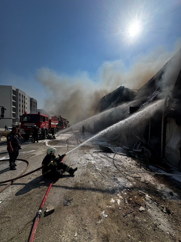 Konteyner yatakhane alevlere teslim oldu (Fotoğraflı) Mehmet Uras - Veysel Korkmaz HATAY (İHA) - Hatay’da alevlere teslim olarak yanan konteyner yatakhane kullanılmaz hale geldi. Alevlerin yükseldiği anlar kameraya yansırken, yangında yaralanma ve can kaybı yaşanmadı. Yangın; Defne ilçesi Çekmece Mahallesi’nde bulunan şantiye alanında yaşandı. Şantiye alanında işçilerin kaldığı konteyner yatakhane alevlere teslim oldu. İhbar üzerine bölgeye itfaiye ekibi sevk edildi. Alevler, Hatay Büyükşehir Belediyesi itfaiye ekiplerinin müdahalesiyle çevreye sıçramdan kontrol altına alındı. Yaralanma ve can kaybı yaşanmayan yangında alevlerin yükseldiği anlar kameraya yansıdı. Yangında konteyner yatakhane kullanılmaz hale geldi. Alevlerin rüzgarın hızıyla büyüdüğünü söyleyen işçiler, yangından eşyalarını kurtarmak için mücadele verdiklerini ifade ettiler.