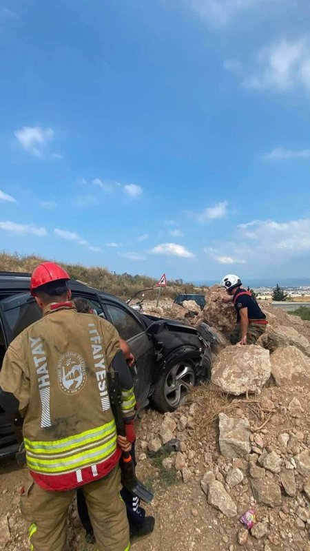 İskenderun’da kayalıklara çarpan otomobilin sürücüsü yaralandı (Fotoğraflı) Ferit Savaş HATAY (İHA) - Hatay’da kontrolden çıkarak kayalıklara çarpan otomobilin sürücüsü yaralandı. Kaza; İskenderun ilçesi Çankaya Mahallesi’nde yaşandı. Seyir halindeki otomobil, sürücüsünün kontrolü kaybetmesiyle kayalıklara çarptı. Kazada araçta sıkışan sürücü itfaiye ekipleri tarafından kurtarıldı. Yaralı sürücü ilk müdahalenin ardından sağlık ekipleri tarafından hastaneye sevk edildi. Jandarma ekipleri kazayla ilgili inceleme başlattı.