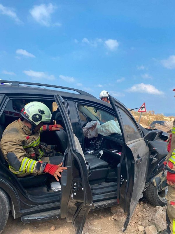 İskenderun’da kayalıklara çarpan otomobilin sürücüsü yaralandı (Fotoğraflı) Ferit Savaş HATAY (İHA) - Hatay’da kontrolden çıkarak kayalıklara çarpan otomobilin sürücüsü yaralandı. Kaza; İskenderun ilçesi Çankaya Mahallesi’nde yaşandı. Seyir halindeki otomobil, sürücüsünün kontrolü kaybetmesiyle kayalıklara çarptı. Kazada araçta sıkışan sürücü itfaiye ekipleri tarafından kurtarıldı. Yaralı sürücü ilk müdahalenin ardından sağlık ekipleri tarafından hastaneye sevk edildi. Jandarma ekipleri kazayla ilgili inceleme başlattı.