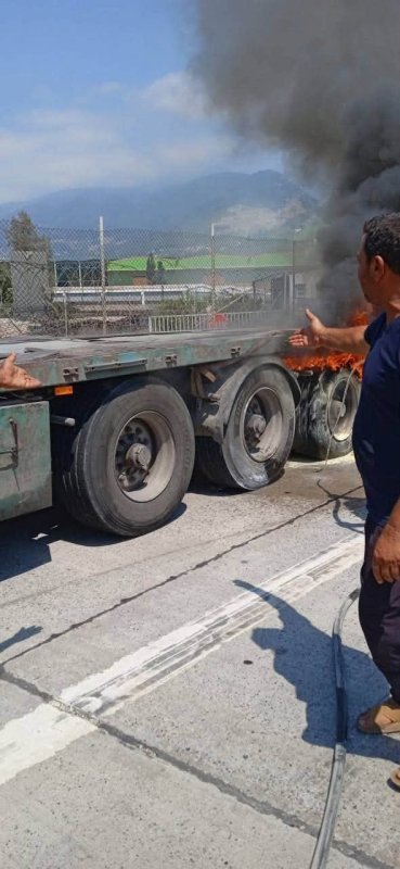 İskenderun’da tırın lastiğinden alevler yükseldi (Fotoğraflı) Ferit Savaş HATAY (İHA) - Hatay’da seyir halindeyken lastiğinden alevler yükselen tırdaki yangın büyümeden söndürüldü. Yangın; İskenderun - Payas yolu Yunus Emre Mahallesi mevkiinde yaşandı. Seyir halindeki tırın lastiğinden alevler yükseldi. İhbar üzerine bölgeye itfaiye ekibi sevk edildi. Alevler, itfaiye ekiplerinin hızlı müdahalesiyle büyümeden kısa sürede kontrol altına alındı. Soğutma çalışması gerçekleştirilen yangında yır zarar gördü.