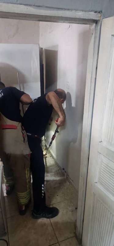 Antakya'da evlere giren yılanlar yakalandı (Fotoğraflı) Ferit Savaş HATAY (İHA) - Hatay'ın Antakya ilçesinde havaların ısınmasıyla birlikte yerleşim yerlerinde görülen yılanlar, itfaiye ekipleri tarafından yakalanarak doğal yaşam alanına bırakıldı. Antakya ilçesine bağlı Karlısu ve Aydınlıkevler mahallelerinde görülen yılanlar, vatandaşların ihbarı üzerine bölgeye sevk edilen ekipler tarafından zarar verilmeden yakalandı. Titiz bir çalışmayla kontrol altına alınan yılanlar, yerleşim alanlarından uzaklaştırılarak doğal yaşam alanlarına bırakıldı. Yetkililer, yaz aylarında yılan görülmesi durumunda vatandaşların kendi imkanlarıyla müdahale etmek yerine durumu 112 Acil Çağrı Merkezi'ne bildirmeleri gerektiğini belirtti.
