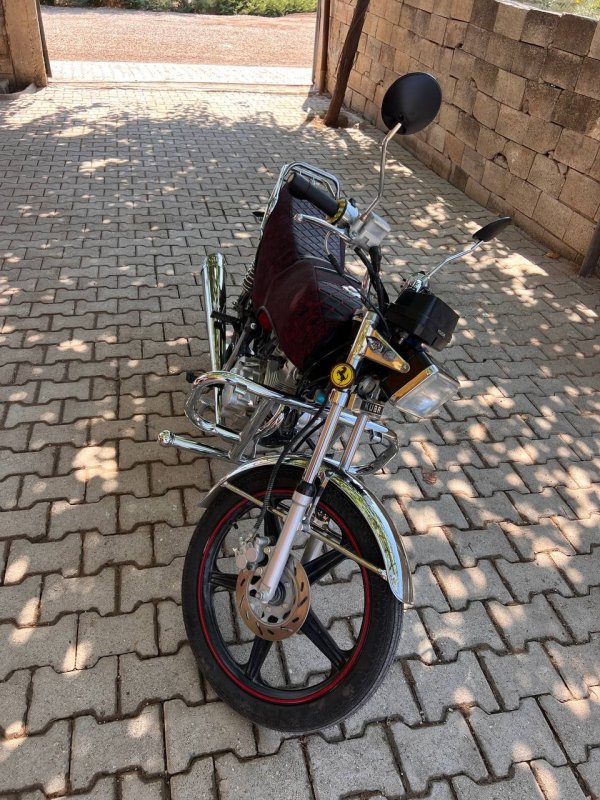 HATAY (İHA) - Hatay'da yüzünü gizlemek için maske takan ve telefonla oynuyormuş gibi yaparak park halindeki motosikleti çalan hırsız, jandarma ekiplerinden kaçamayarak yakalandı.