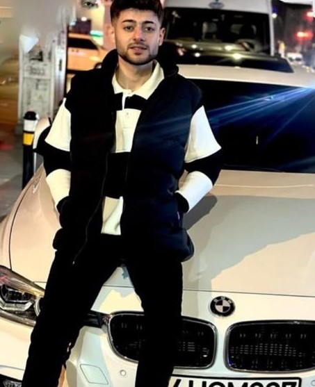 Otomobile ok gibi saplanan motosikletin sürücüsü hafif ticari aracın altında kalarak can verdiği kaza kamerada (Fotoğraflı) Ahmet Arslan HATAY (İHA) - Hatay’da aynı istikamette ilerleyen otomobile ok gibi saplandıktan sonra sürüklenerek karşı yönden gelen hafif ticari aracın altında kalan motosikletin 22 yaşındaki sürücüsü Osman Yamaner’in hayatını kaybetti kaza güvenlik kamerasına yansıdı. Kaza; Antakya ilçesi Avsuyu Mahallesi’nde yaşandı. 22 yaşındaki Osman Yamaner, motosikletiyle ilerlediği esnada dönüş yapmak isteyen otomobile ok gibi saplandı ve ardından sürüklenerek karşı yönden gelen hafif ticari aracın altında kaldı. İhbar üzerine bölgeye sağlık ve jandarma ekipleri sevk edildi. Kazada yaralanan Yamaner, ilk müdahalenin ardından kaldırıldığı Hatay Eğitim ve Araştırma Hastanesinde müdahaleye rağmen kurtarılamadı. Öte yandan Yamaner’in motosikletiyle otomobille çarpıştığı ve ardından devrilen motosikletten uçarak hafif ticari aracın altında kaldığı anlar güvenlik kamerasına yansıdı. Jandarma ekipleri kazayla ilgili inceleme başlattı.